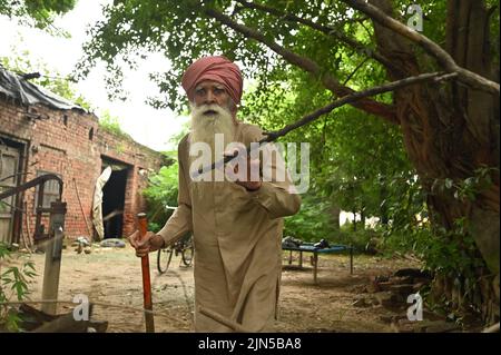 Powt, India. 05th ago 2022. Pritam Khan di fronte alla sua casa nel villaggio di Powt nello stato indiano di Punjab. Pritam aveva circa nove anni quando gli inglesi annunciarono la divisione del loro ex impero coloniale India britannica in India e Pakistan nel 1947. Nelle rivolte settarie che seguirono la divisione, Pritam perse la sua famiglia, che fuggì in Pakistan. Oggi è tornato in contatto con il nipote Shahbaz. Credit: Himanshu Mahajan/dpa/Alamy Live News Foto Stock