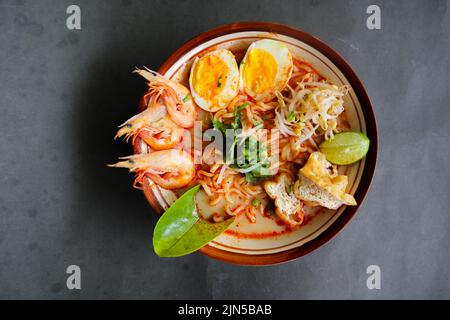 laksa, curry di laksa a base di vermicelli, spaghetti, germogli di fagioli, uova, tofu lime, e gamberi con una salsa piccante di zuppa ricca di spezie. laksa servire Foto Stock