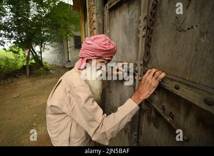 Powt, India. 05th ago 2022. Pritam Khan di fronte alla sua casa nel villaggio di Powt nello stato indiano di Punjab. Pritam aveva circa nove anni quando gli inglesi annunciarono la divisione del loro ex impero coloniale India britannica in India e Pakistan nel 1947. Nelle rivolte settarie che seguirono la divisione, Pritam perse la sua famiglia, che fuggì in Pakistan. Oggi è tornato in contatto con il nipote Shahbaz. Credit: Himanshu Mahajan/dpa/Alamy Live News Foto Stock