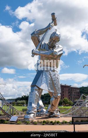 "The Skelpies", "The Shipbuilders of Port Glasgow" scultura di John McKenna lungo il fiume Clyde nel Coronation Park, Port Glasgow, Scozia Foto Stock