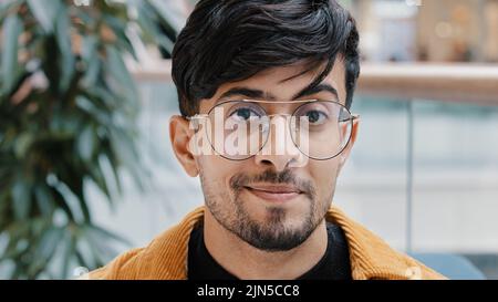 Maschio ritratto headshot giovane positivo bello ragazzo indiano felice guardando la fotocamera sorridendo riuscito sicuro bearded modello uomo che posa alla moda Foto Stock