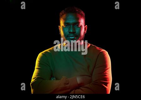 giovane afroamericano su sfondo nero Foto Stock