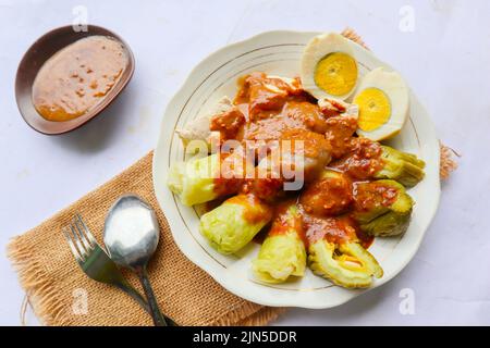 siomay o gnocchi è cibo tradizionale indonesiano-cinese con salsa di arachidi. siomay fatto gnocchi, tofu, rotoli di cavolo, patate, zucca amara e pe Foto Stock