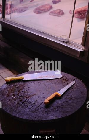 Macellaio e scissione all'interno del mercato municipale centrale di Atene a Psyri Foto Stock