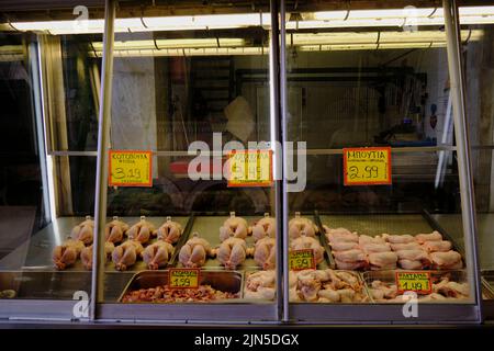 Polli del macellaio in vetrina all'interno del mercato municipale centrale di Atene a Psyri Foto Stock