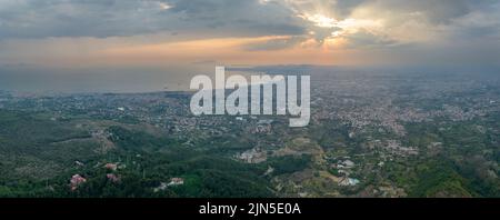 Si affaccia sul Golfo di Napoli nel Sud Italia. Una popolare destinazione turistica. Vista aerea con tramonto. Foto panoramica. Foto Stock