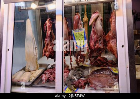 Frattaglie in vetrina all'interno del mercato municipale centrale di Atene Foto Stock