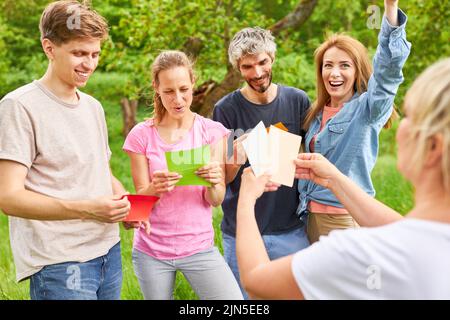 I giovani in un laboratorio creativo di team building con carte colorate per conoscersi Foto Stock