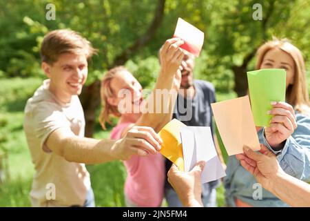 Gruppo di giovani in team building creativo workshop hanno divertenti carte da disegno Foto Stock