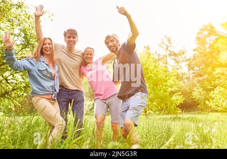 Famiglia felice con bambini adulti in escursione in estate nella natura Foto Stock