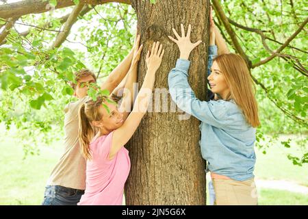 I giovani toccano un albero e sentono il relax come decelerazione Foto Stock