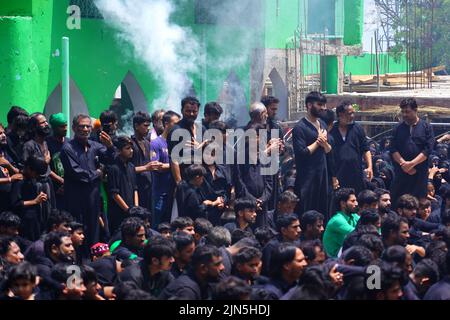 Ajmer, India, 09 agosto 2022. I musulmani osservano i lamenti musulmani sciiti che si flagellano durante una processione il decimo giorno di Muharram che segna il giorno di Ashura ad Ajmer, India, il 09 agosto 2022. Foto di ABACAPRESS.COM Foto Stock