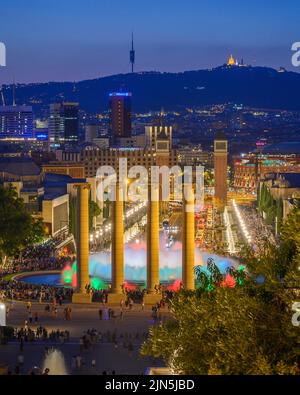 Una vista aerea della Fontana Magica di Montjuic a Barcellona, Spagna di notte Foto Stock