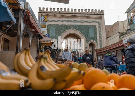 The green side of the blue Bab Boujloud in the medina of Fez Foto Stock