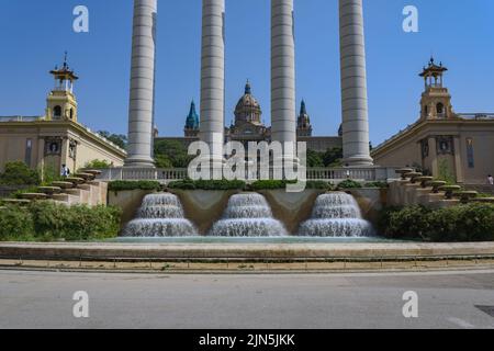 Foto orizzontale del Palazzo Nazionale della Catalogna a Montjuic, Barcellona, Spagna con una fontana a cascata e colonne nella parte anteriore Foto Stock