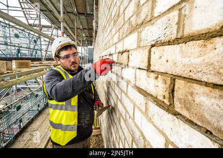 Lavoratori edili in azione in cantiere Foto Stock