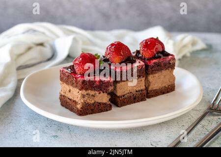 Tartine di fragole. Piccola torta di fragole in un piatto. Su pavimento di pietra. Primo piano Foto Stock