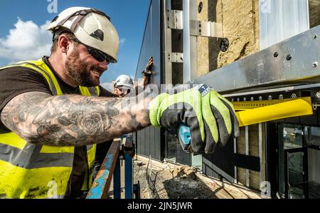 Lavoratori edili in azione in cantiere Foto Stock