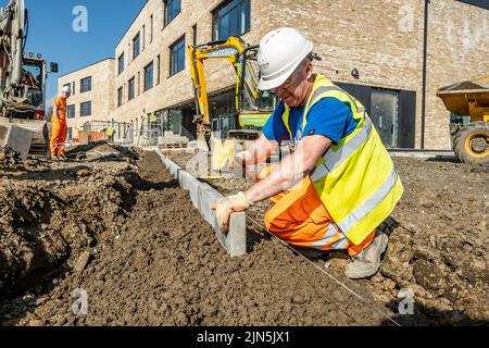 Lavoratori edili in azione in cantiere Foto Stock