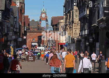 Una giornata intensa d'estate, Eastgate che mostra l'Orologio Torretto Vittoriano del 1897 e le mura della città ponte ad arco georgiano, Chester, Cheshire, Inghilterra, Regno Unito, CH1 1LE Foto Stock