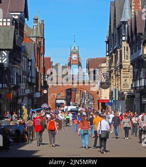 Un'intensa giornata estiva, a Eastgate, con l'orologio vittoriano delle Torrette del 1897 e le mura della città, il ponte ad arco georgiano, Chester, Cheshire, Inghilterra, Regno Unito, CH1 1LE Foto Stock