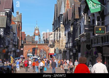 Una giornata intensa d'estate, Eastgate che mostra l'Orologio Torretto Vittoriano del 1897 e le mura della città ponte ad arco georgiano, Chester, Cheshire, Inghilterra, Regno Unito, CH1 1LE Foto Stock