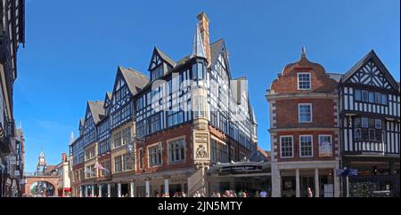 Eastgate pano, che mostra edifici, vittoriano 1897 Torret Clock e mura della città ponte ad arco georgiano, Chester, Cheshire, Inghilterra, Regno Unito, CH1 1LE Foto Stock