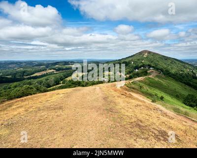 Guardando da Perseverance Hill attraverso Wyche taglio al Worcestershire Beacon nel Malvern Hills AONB Inghilterra Foto Stock