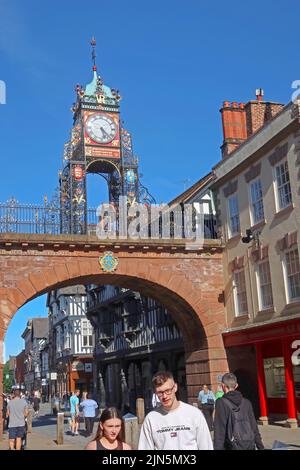 Una giornata intensa d'estate, Eastgate che mostra l'Orologio Torretto Vittoriano del 1897 e le mura della città ponte ad arco georgiano, Chester, Cheshire, Inghilterra, Regno Unito, CH1 1LE Foto Stock