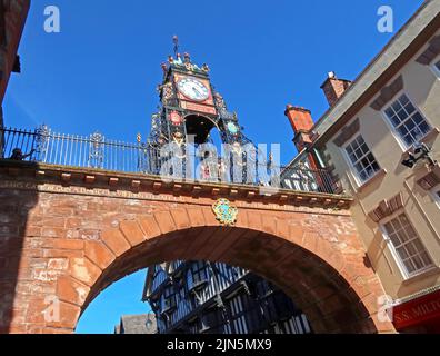 Una giornata intensa d'estate, Eastgate che mostra l'Orologio Torretto Vittoriano del 1897 e le mura della città ponte ad arco georgiano, Chester, Cheshire, Inghilterra, Regno Unito, CH1 1LE Foto Stock