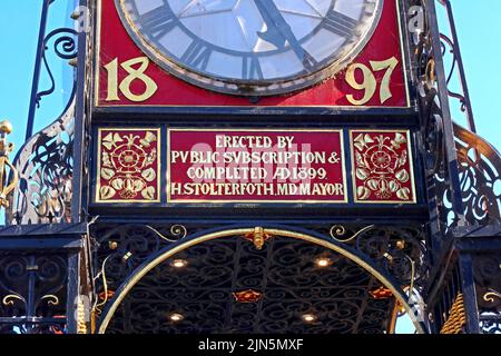 Una giornata intensa d'estate, Eastgate che mostra l'Orologio Torretto Vittoriano del 1897 e le mura della città ponte ad arco georgiano, Chester, Cheshire, Inghilterra, Regno Unito, CH1 1LE Foto Stock