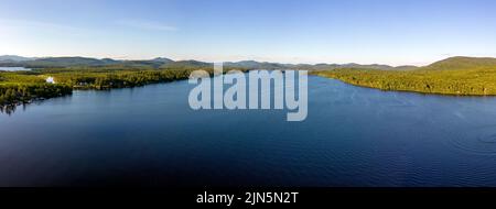 Vista panoramica aerea del lago Pleasant nelle Adirondacks, New York. Luglio 7, 2022 Foto Stock