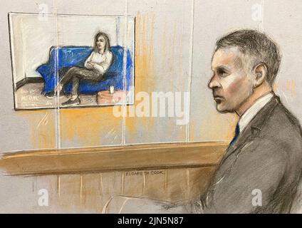 Disegno di un artista di corte di Elizabeth Cook dell'ex calciatore del Manchester United Ryan Giggs alla corte della corona di Manchester che guarda l'ex-ragazza Kate Greville che dà le prove sul video della polizia. Giggs è accusato di aver controllato e coercitivo comportamento nei confronti della sig.ra Greville tra l'agosto 2017 e il novembre 2020. Data foto: Martedì 9 agosto 2022. Foto Stock