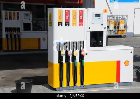 Kastrup/Copenhagen/Denmark/09 August 2022/Shell benzina e stazione di ricarica di gusci Prezzo basso Petro bordo su stazione di benzina di gusci nella capitale danese. (Foto..Francis Dean/Dean Pictures) Foto Stock