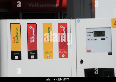 Kastrup/Copenhagen/Denmark/09 August 2022/Shell benzina e stazione di ricarica di gusci Prezzo basso Petro bordo su stazione di benzina di gusci nella capitale danese. (Foto..Francis Dean/Dean Pictures) Foto Stock