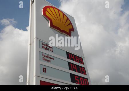 Kastrup/Copenhagen/Denmark/09 August 2022/Shell benzina e stazione di ricarica di gusci Prezzo basso Petro bordo su stazione di benzina di gusci nella capitale danese. (Foto..Francis Dean/Dean Pictures) Foto Stock