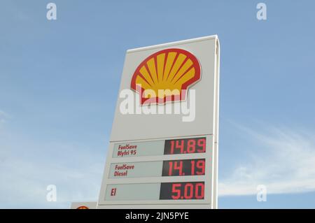 Kastrup/Copenhagen/Denmark/09 August 2022/Shell benzina e stazione di ricarica di gusci Prezzo basso Petro bordo su stazione di benzina di gusci nella capitale danese. (Foto..Francis Dean/Dean Pictures) Foto Stock