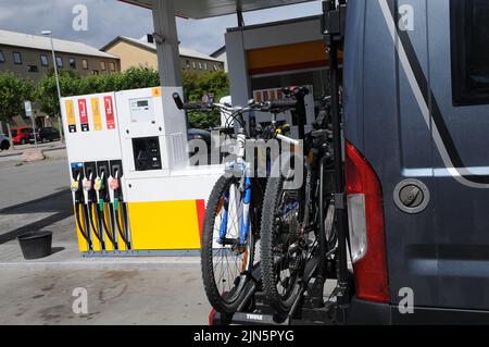 Kastrup/Copenhagen/Denmark/09 August 2022/Shell benzina e stazione di ricarica di gusci Prezzo basso Petro bordo su stazione di benzina di gusci nella capitale danese. (Foto..Francis Dean/Dean Pictures) Foto Stock
