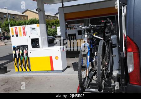 Kastrup/Copenhagen/Denmark/09 August 2022/Shell benzina e stazione di ricarica di gusci Prezzo basso Petro bordo su stazione di benzina di gusci nella capitale danese. (Foto..Francis Dean/Dean Pictures) Foto Stock