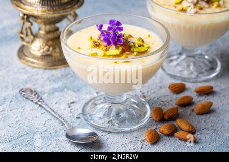 Dessert turchi tradizionali deliziosi; Keskul - Pudding Foto Stock