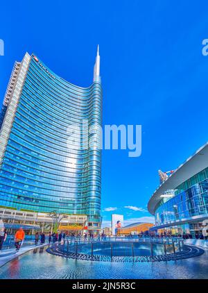 MILANO, ITALIA - 9 APRILE 2022: Piazza Gae Aulenti è il luogo ideale per trascorrere un po' di tempo ammirando gli edifici moderni circostanti, il 9 aprile a Mila Foto Stock