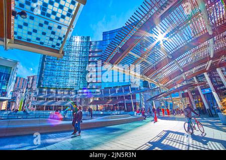 MILANO, ITALIA - 9 APRILE 2022: Piazza Gae Aulenti è un grande esempio di architettura moderna milanese, il 9 aprile a Milano Foto Stock