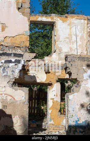 Una casa abbandonata collassa. La casa è distrutta. Crepe nel muro di casa. Distruzione di vecchie case, terremoti, crisi economica, hous abbandonato Foto Stock