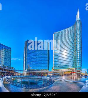 MILANO, ITALIA - 9 APRILE 2022: Il grande complesso di moderni uffici in Piazza Gae Aulenti, il 9 aprile a Milano Foto Stock