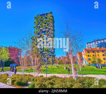 MILANO, ITALIA - 9 APRILE 2022: Il Parco della Biblioteca degli Alberi è uno dei più grandi della città e vanta una splendida vista sugli edifici forestali verticali, su Un Foto Stock