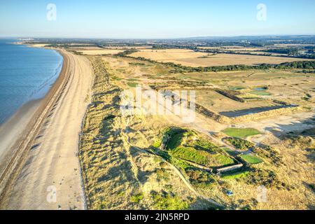 Vista aerea sulle dune di sabbia che proteggono il campo da golf di Littlehampton dal mare. Foto Stock
