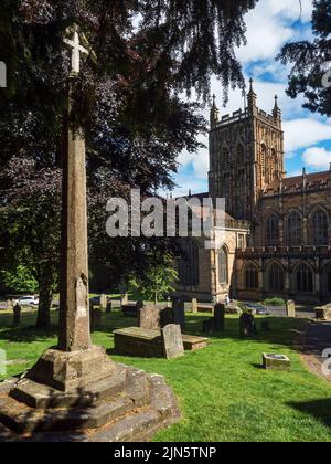 Croce in piedi nel cimitero presso il Great Malvern Priory Great Malvern Worcestershire England Foto Stock