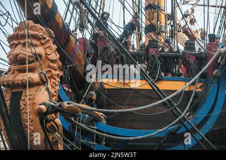 Londra UK 9 agosto 2022 pulizia della testa figurata nei prows della nave a vela. Aperto al pubblico da visitare fino al 12 agosto. Paul Quezada-Neiman/Alamy Live News Foto Stock