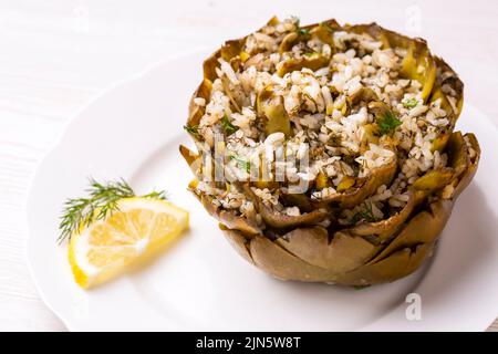 Carciofo fresco e delizioso, il miglior cibo turco. Nome turco; Zeytinyagli Enginar Dolmasi Foto Stock