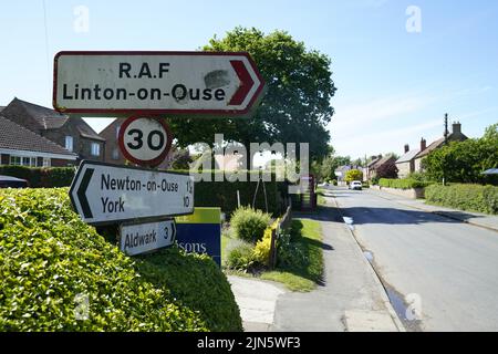 Foto di archivio datata 19/05/22 di un cartello per l'ex base RAF di Linton-on-Ouse. Il segretario alla difesa ben Wallace ha dichiarato di aver 'ritirato' l'offerta di una base RAF del North Yorkshire disutilizzata per ospitare i richiedenti asilo. Data di emissione: Martedì 9 agosto 2022. Foto Stock